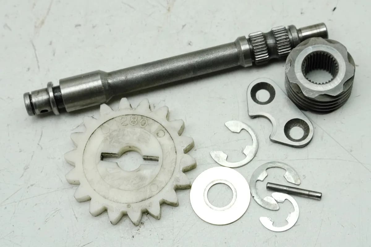 YAMAHA DS7 250 Antrieb Drehzahlmesser Welle Zahnrad Ritzel (für Motor)