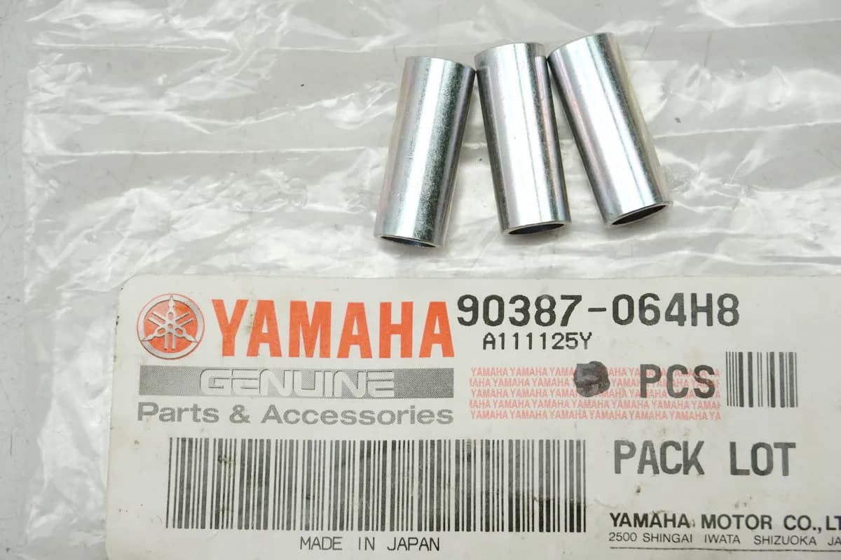 Yamaha 3 x Hülse Distanz Halter Abstandshalter Fußraste original 90387-064H8 NEU