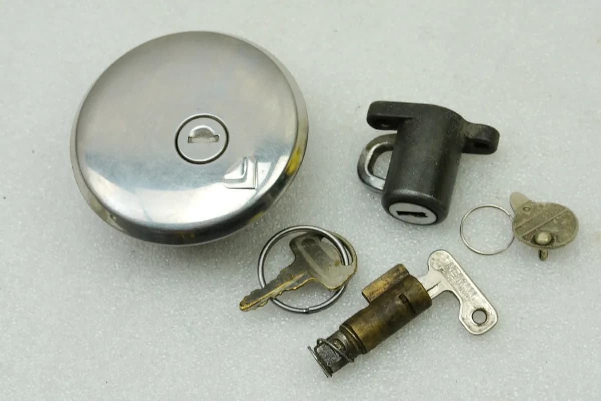 SUZUKI GN 125 NF41 Tankdeckel original Lenkerschloß Schlüssel (für Tank)