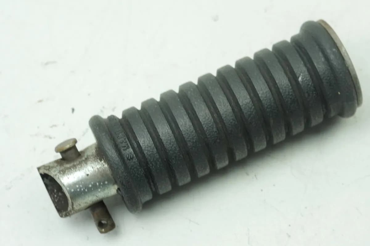 SUZUKI RG 125 NF12B GAMMA Fußraste Sozius rechts (für Fußrastenanlage)