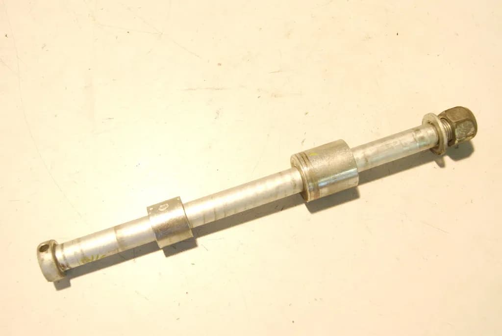 SUZUKI LS 650 NP41A/B SAVAGE Steckachse hinten Achse Distanzhülsen Radsteckachse