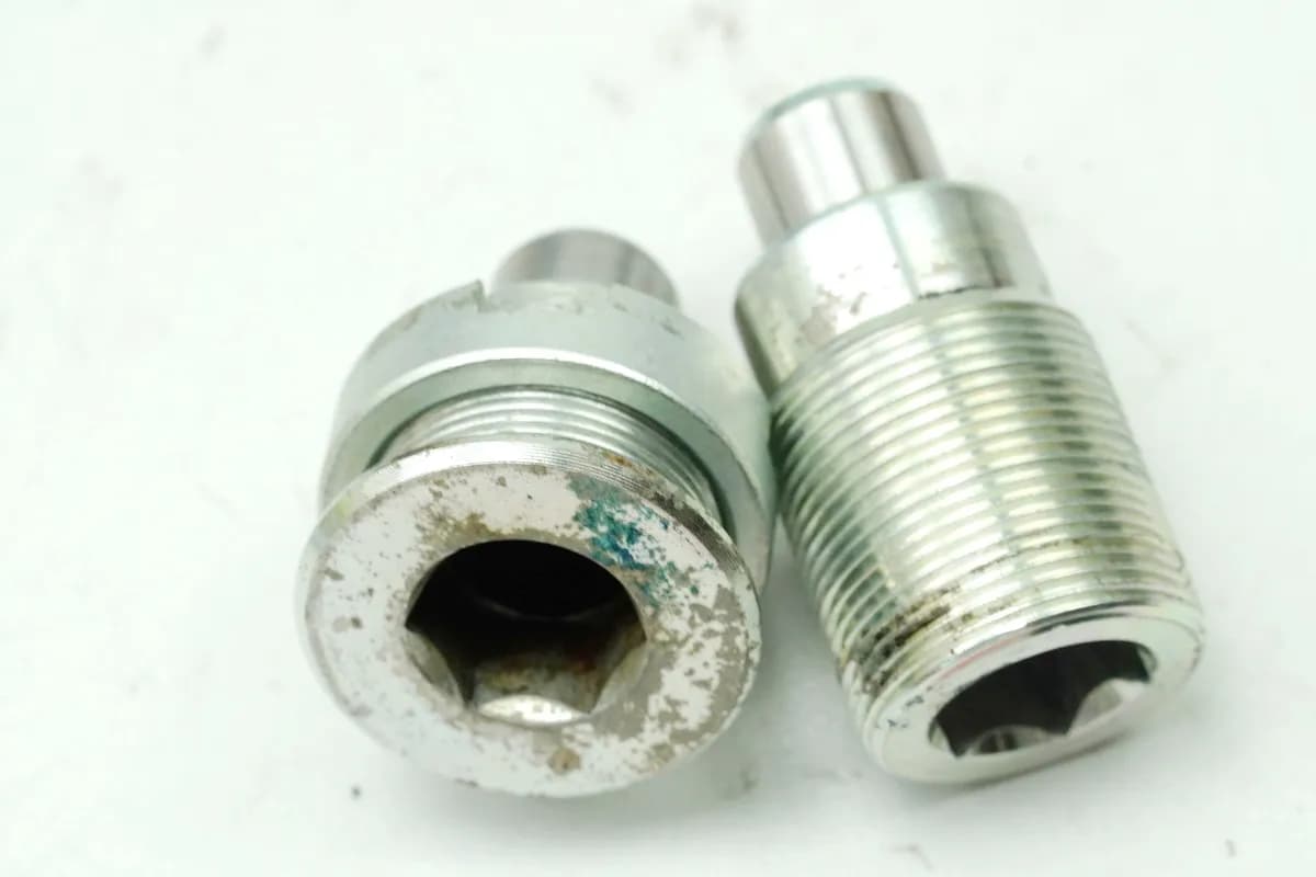 Honda GL 1500 F6C Valkyrie SC34 Bolzen Schwinge Schrauben Zapfen Distanz Rahmen