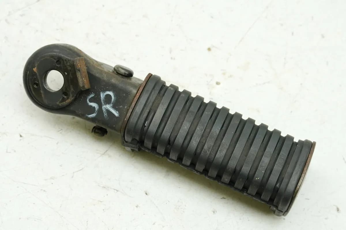 YAMAHA SR 250 3Y8 Fußraste Sozius rechts Halter Fußrastenplatte Fußrastenträger