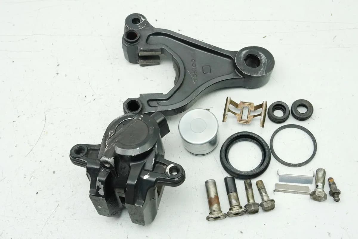 KAWASAKI Z 750 E KZ750E Bremssattel hinten Bremskolben Bremszange Ankerplatte