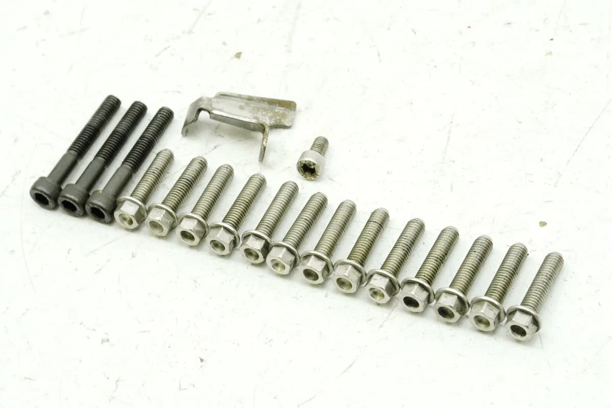 TRIUMPH SPEED TRIPLE 955 i 595 N Schrauben für Limadeckel Stator Motordeckel