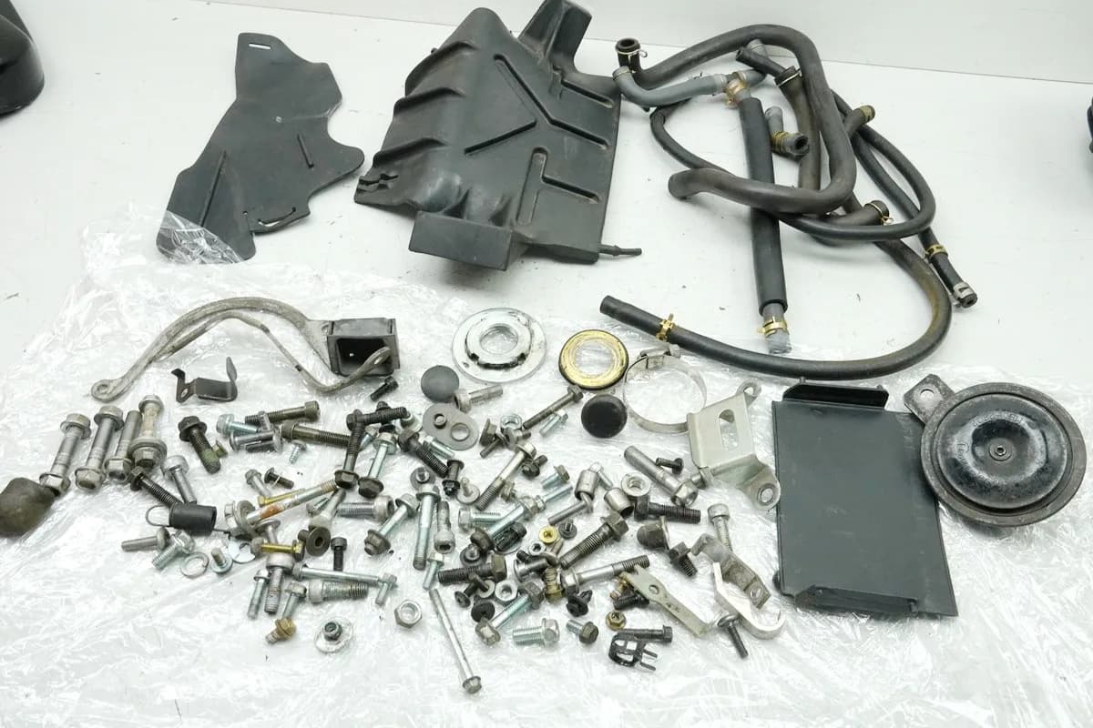 HONDA CBR 600 PC35 Schrauben Kleinteile Muttern Schlauch für Rahmen Verkleidung