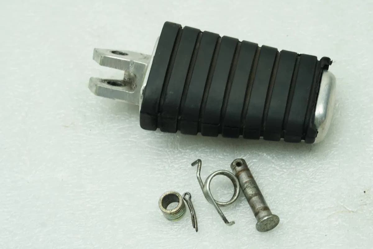 YAMAHA XV 535 VIRAGO 2YL Fußraste Fahrer rechts vorn Trittgummi für Halteplatte