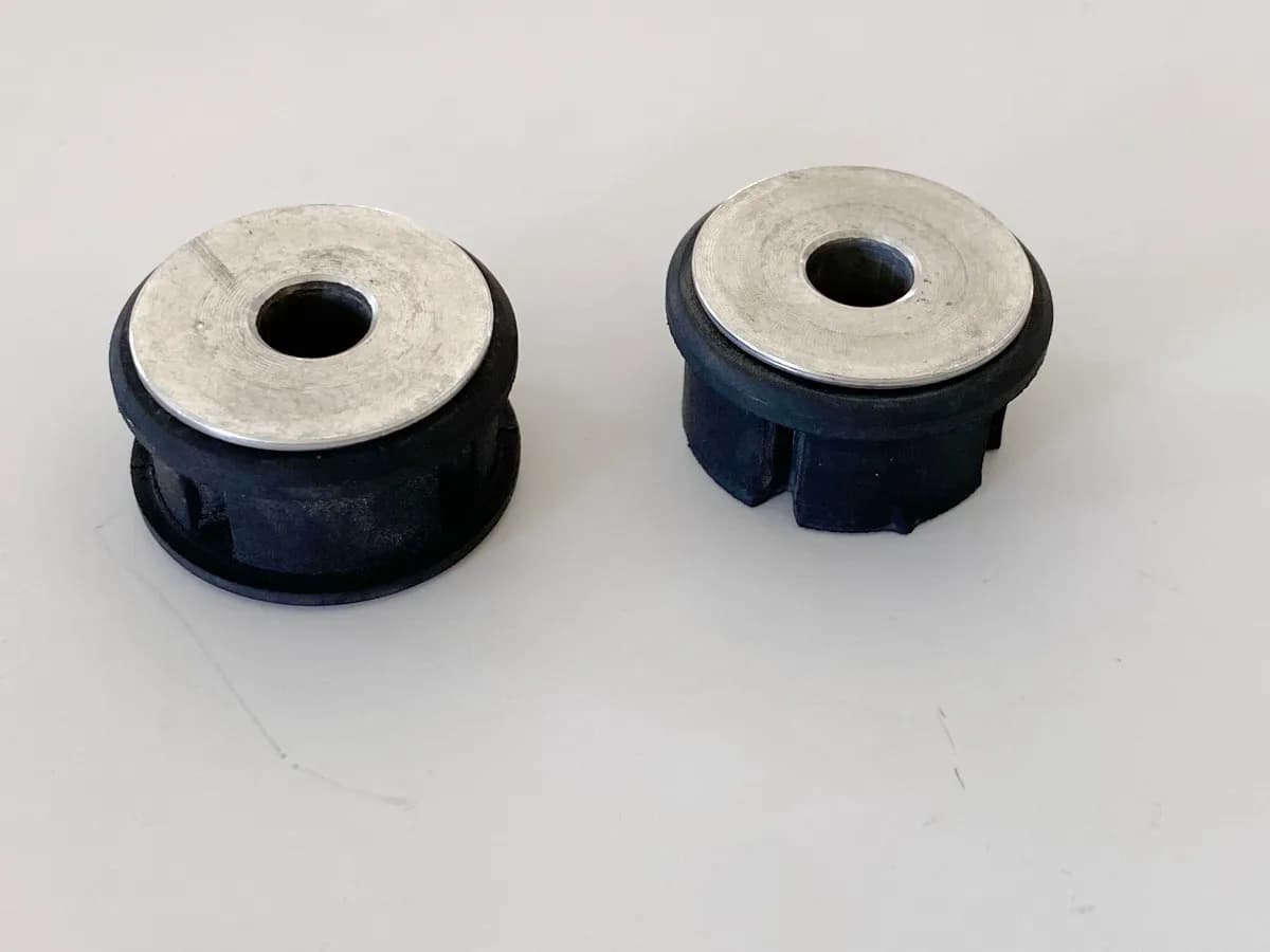 HONDA CBR 600 RR PC40 Tankgummis Gummi Tank Auflage Dämpfer Halter Manschette