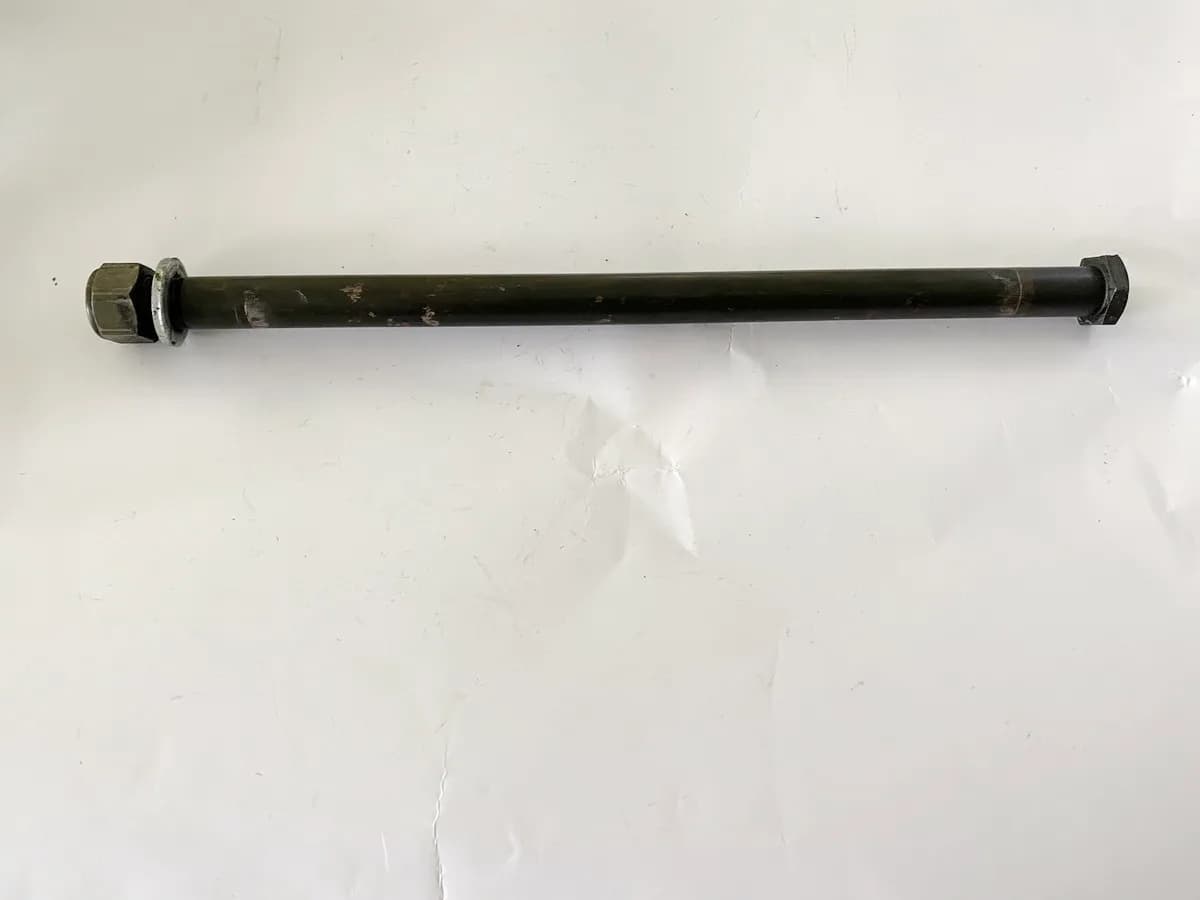 YAMAHA YZF 600 4TV THUNDERCAT Schwingachse Achse Schwinge (für Rahmen)