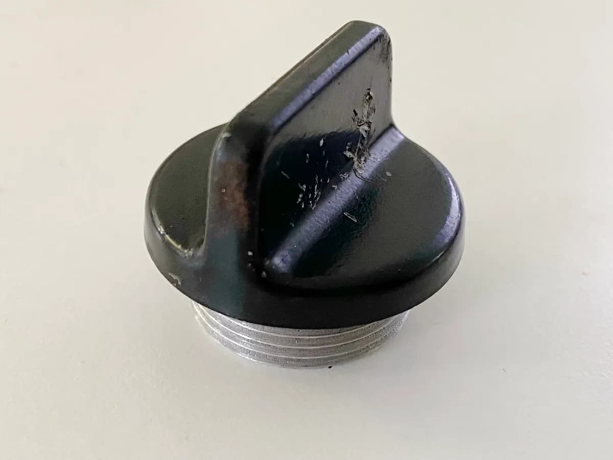 YAMAHA VMX-12 VMAX 1200 2WE Öleinfüllstutzen Deckel Cover Verschluss Schraube Öl