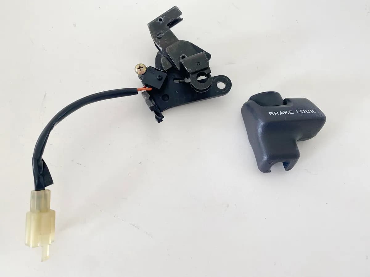 SUZUKI AN 400 WVAU BURGMAN Hebel Feststellbremse Halter Bemslichtschalter K1 K2