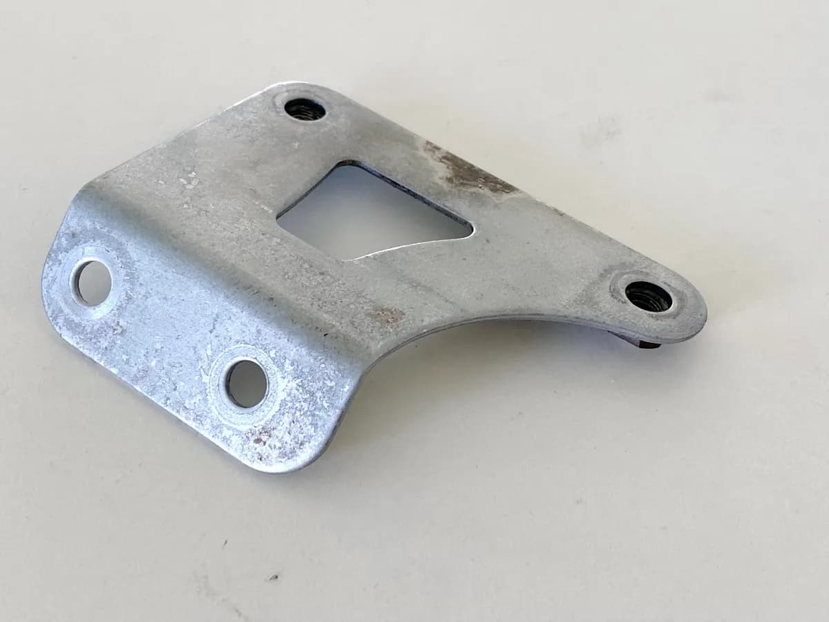 SUZUKI AN 400 WVAU BURGMAN Halterung Laderegler Halteplatte Gleichrichter K1 K2