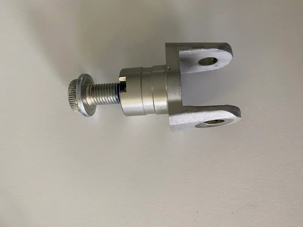 SUZUKI GSX-R 1000 K7/ K8 Halterung Fußraste Fahrer rechts Aufnahme Gelenk