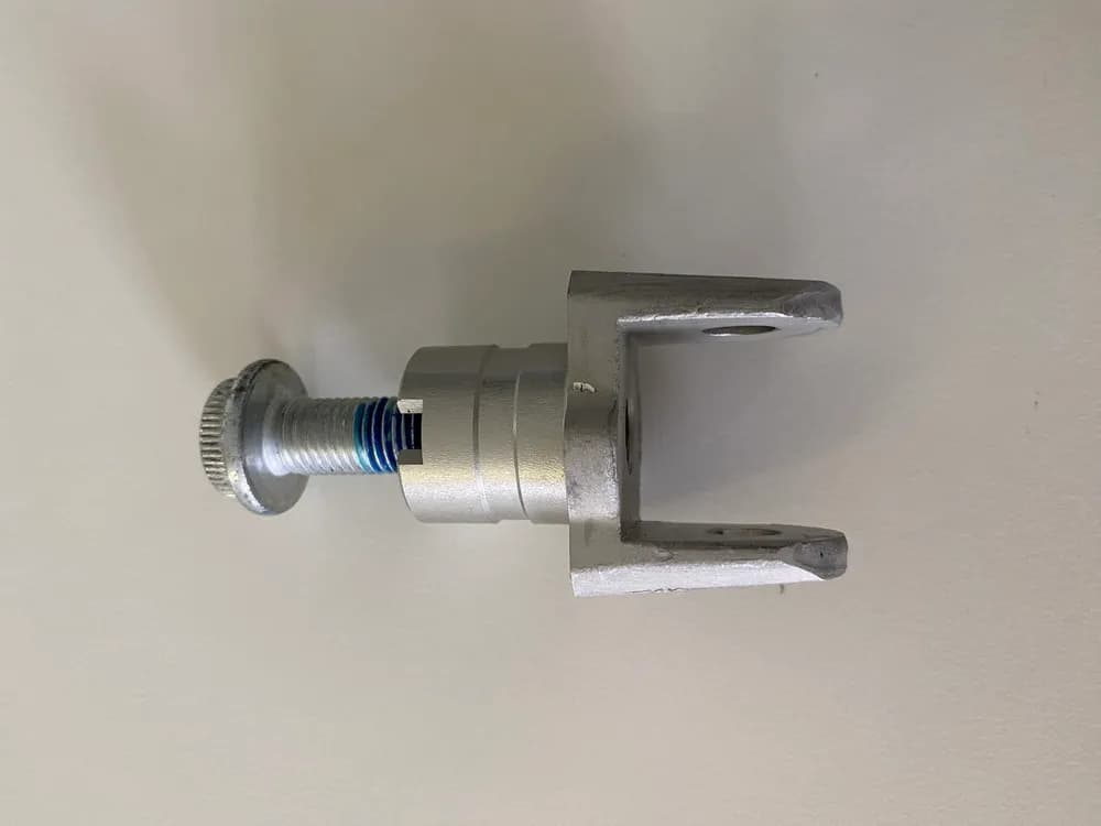 SUZUKI GSX-R 750 WVCF K6 K7 Halterung Fußraste Fahrer rechts Aufnahme Gelenk