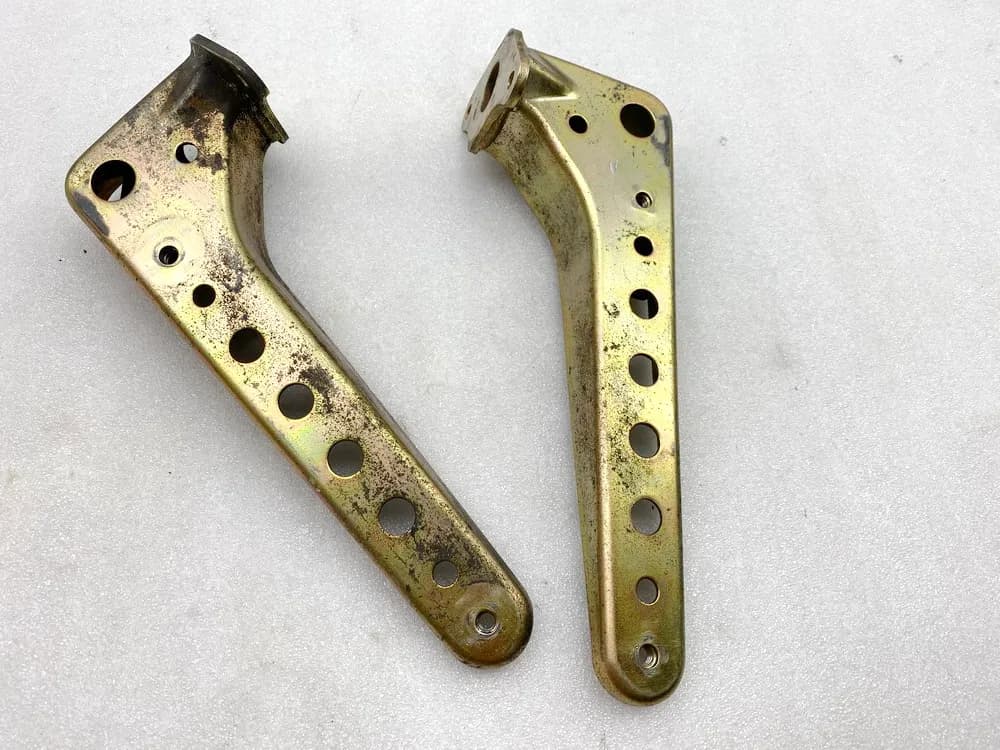 SUZUKI AN 400 WVAU BURGMAN Halterung Trittbrett links rechts Träger Halteplatte