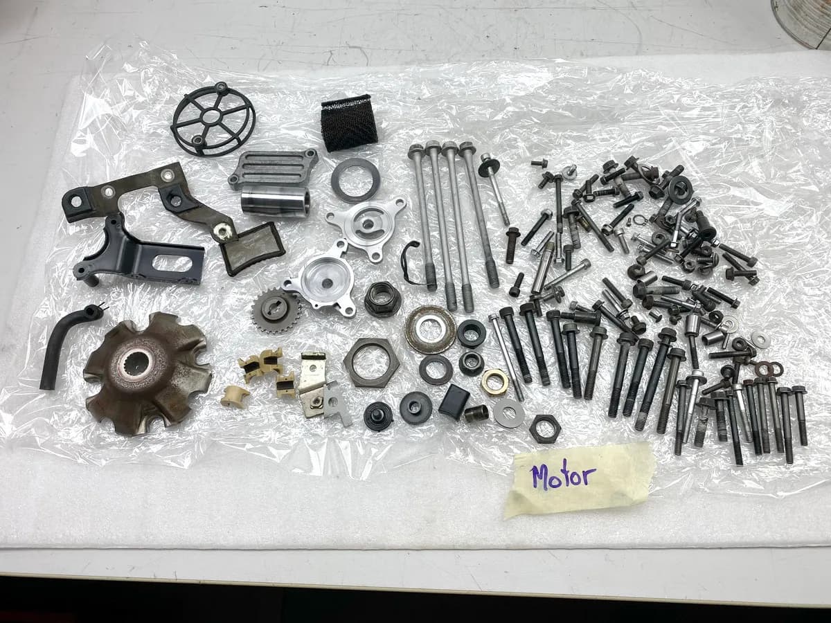 SUZUKI AN 400 WVAU BURGMAN Schrauben Kleinteile Muttern für Motor Zylinder K1 K2