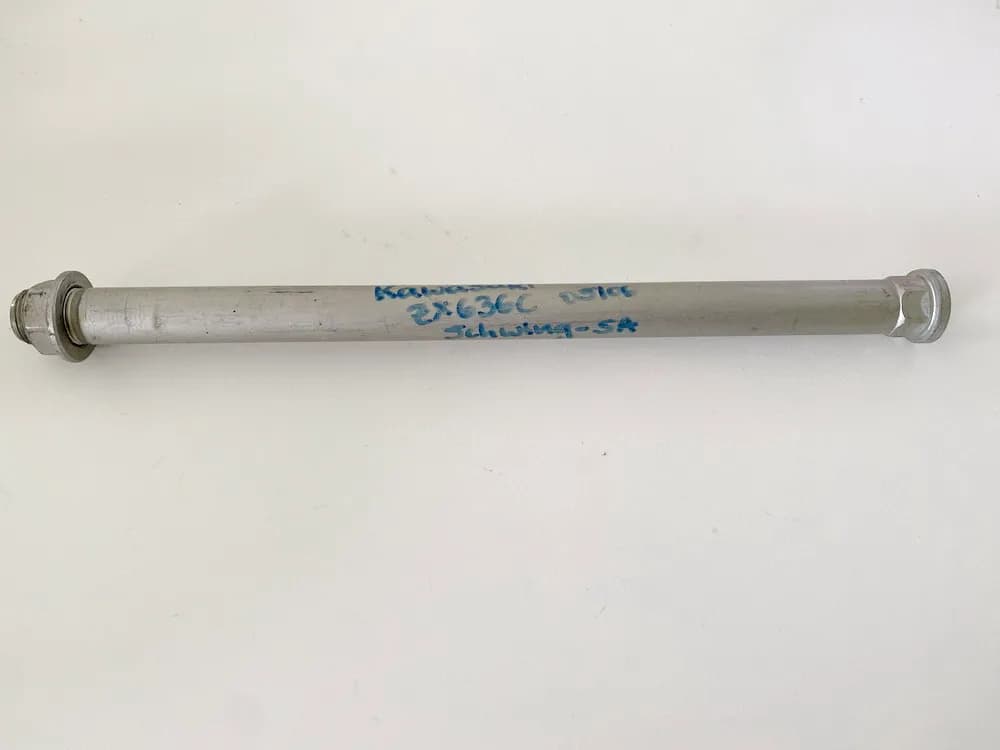 KAWASAKI ZX-6R 636 C Schwingachse 1 Achse Schwinge Mutter (für Rahmen) 05-06