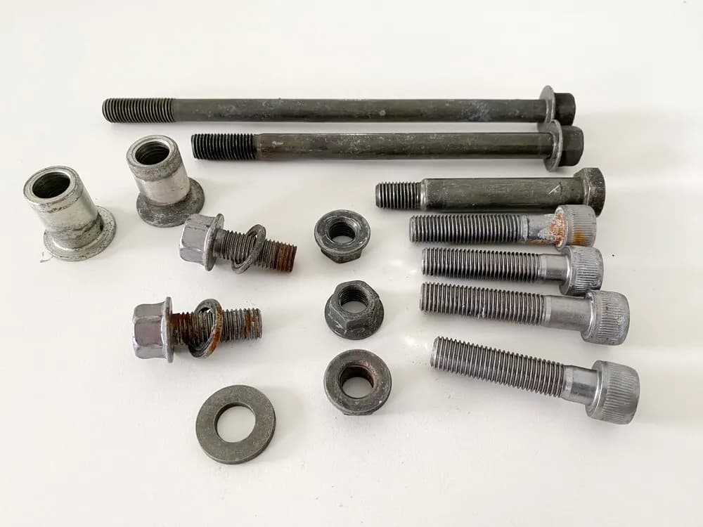 YAMAHA YZF 600 4TV THUNDERCAT Motorhalterung Halter Schrauben Achse Bolzen