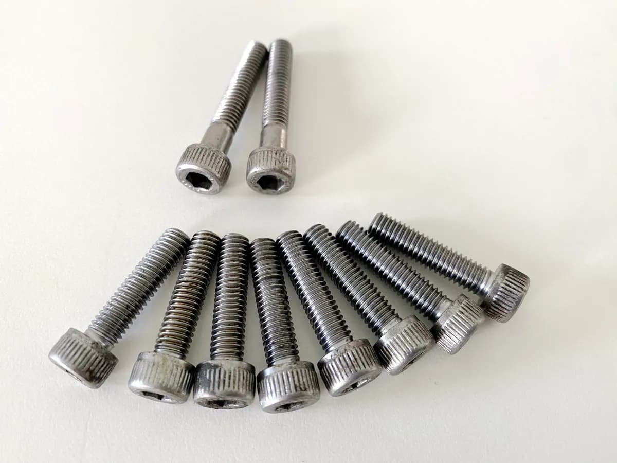 YAMAHA YZF 600 4TV THUNDERCAT Schrauben Kupplungsdeckel Screws Motordeckel