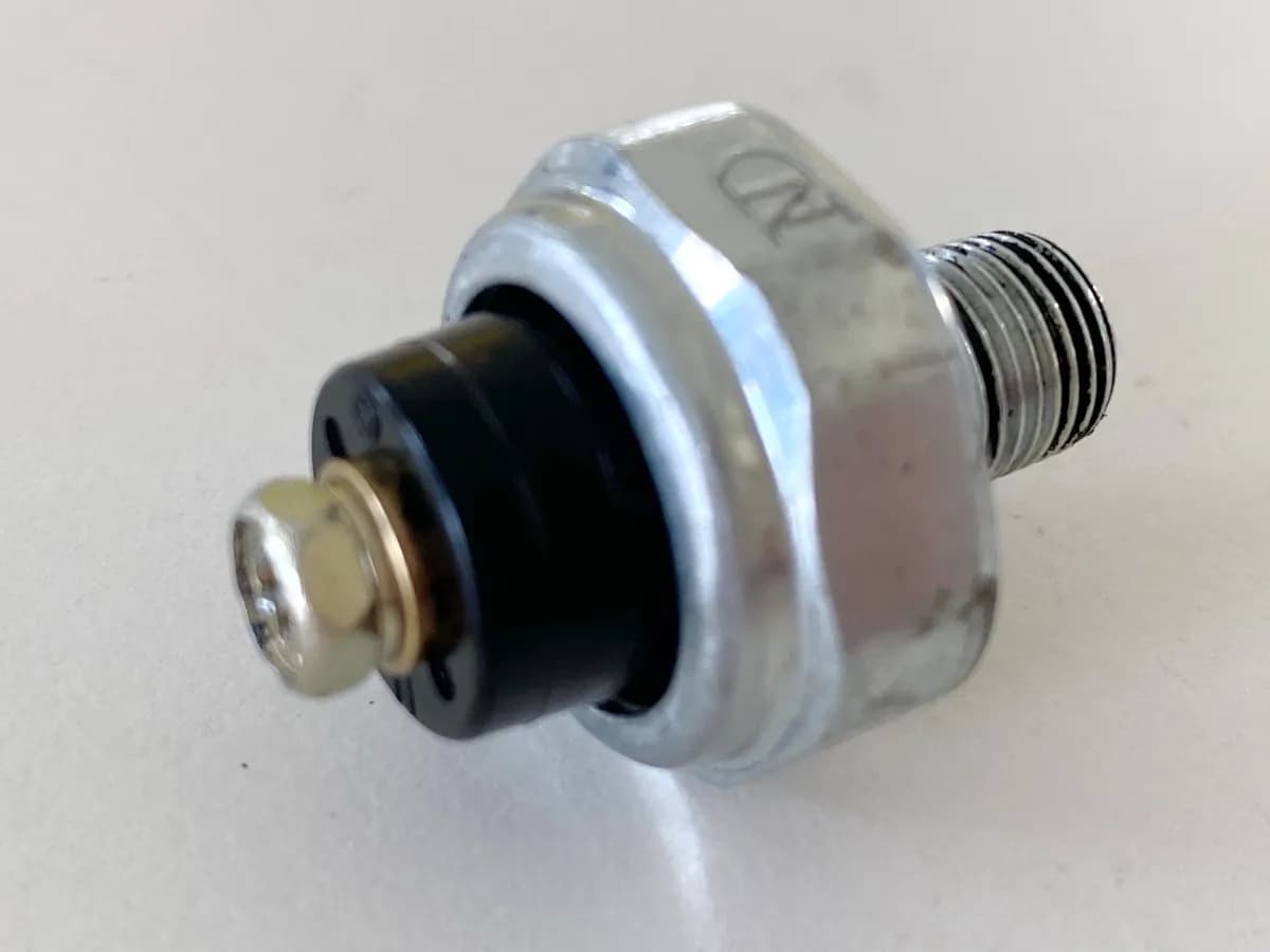 HONDA NTV 650 RC33 REVERE Öldruckschalter original (für Motor)