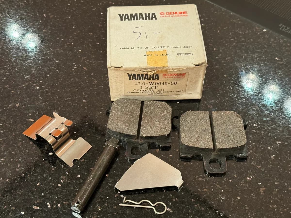 YAMAHA RD250 RD350 original Bremsbelagsatz Bremsbeläge vorn 4L0-W0045-00 - NEU