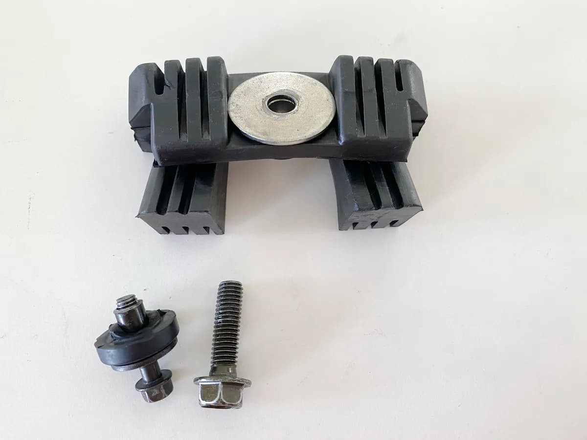 HONDA NTV 650 RC33 REVERE Tank Gummi Dämpfer Halter Schraube Gummidämpfer