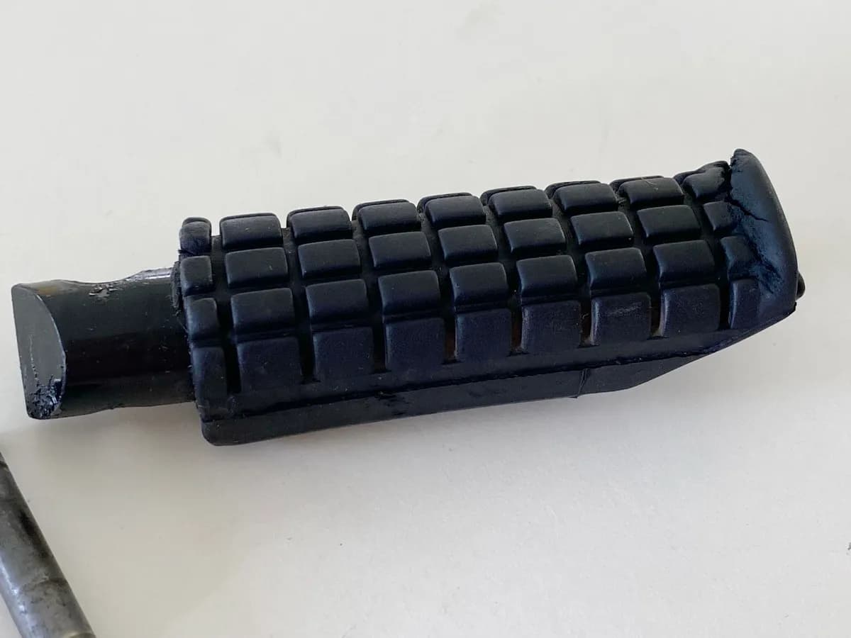 HONDA NTV 650 RC33 REVERE Fußraste Sozius rechts hinten Beifahrer Footrest