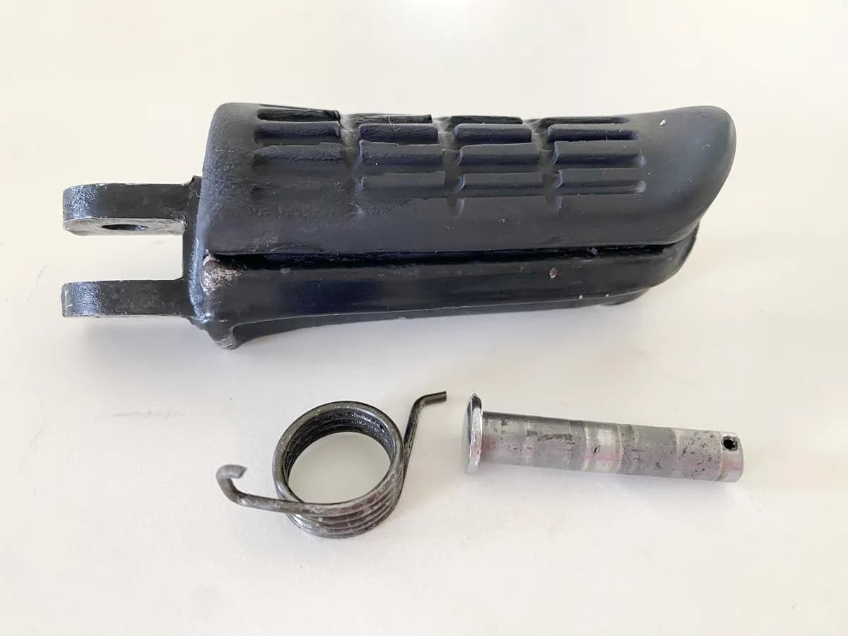 HONDA NTV 650 RC33 REVERE Fußraste Fahrer rechts vorn Footrest