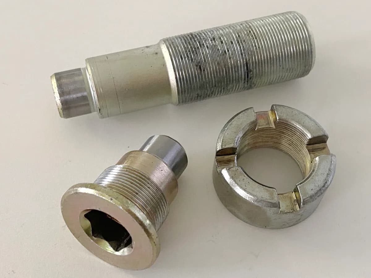 HONDA NTV 650 RC33 REVERE Bolzen Schwinge Schraube Zapfen Distanz Rahmen