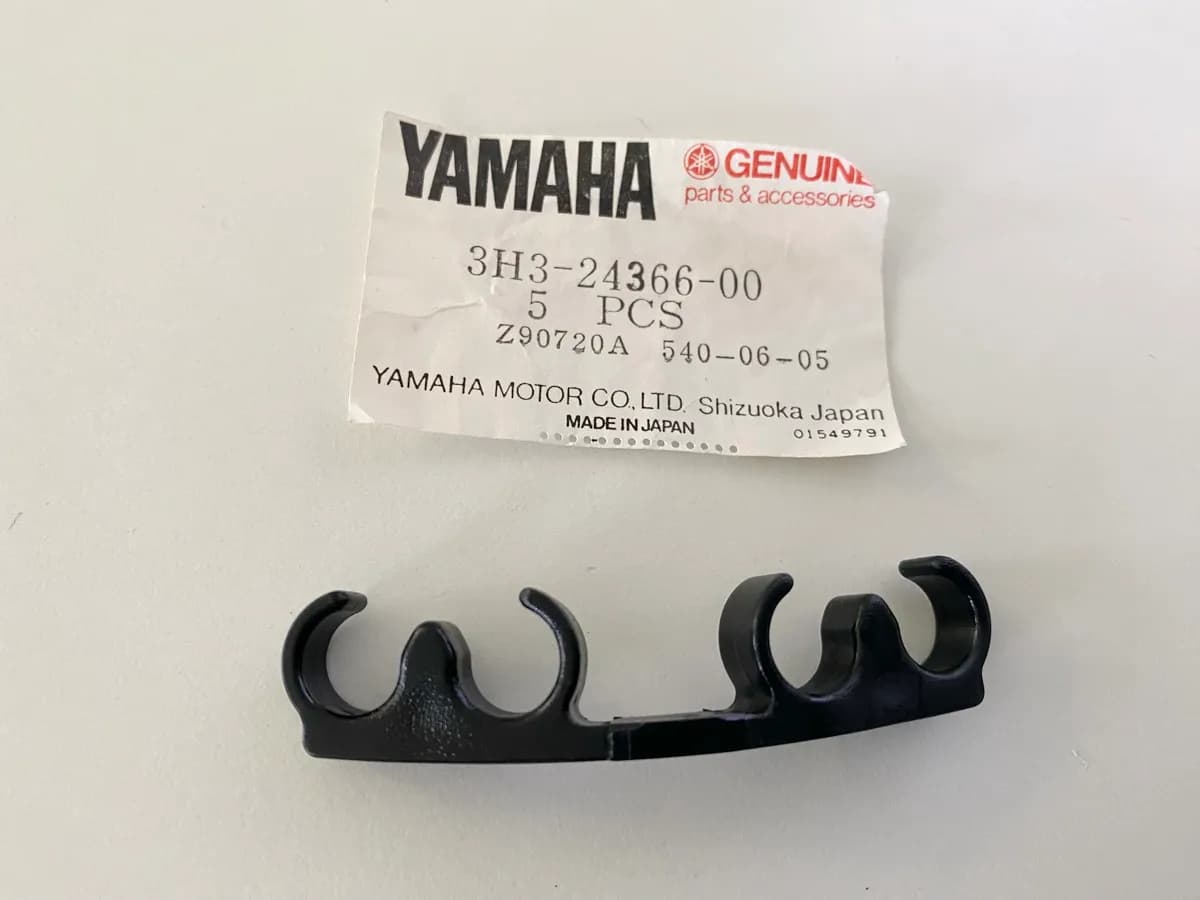YAMAHA Schelle Kraftstoffrohr 1 Kabelhalter Rohrclip Abstandshalter original NEU