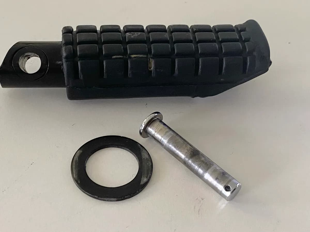 HONDA NTV 650 RC33 REVERE Fußraste Sozius rechts hinten Beifahrer Footrest