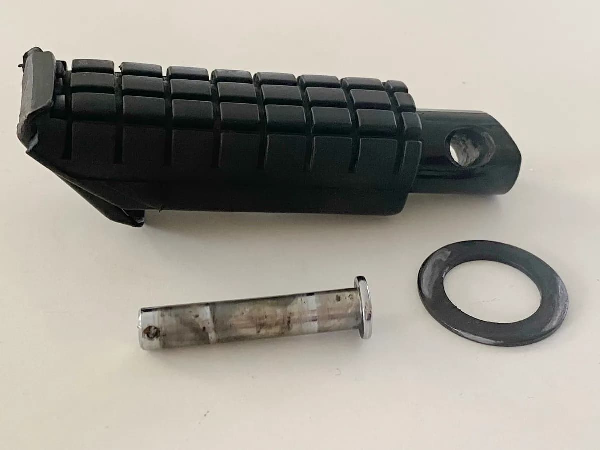 HONDA NTV 650 RC33 REVERE Fußraste Sozius links hinten Beifahrer Footrest