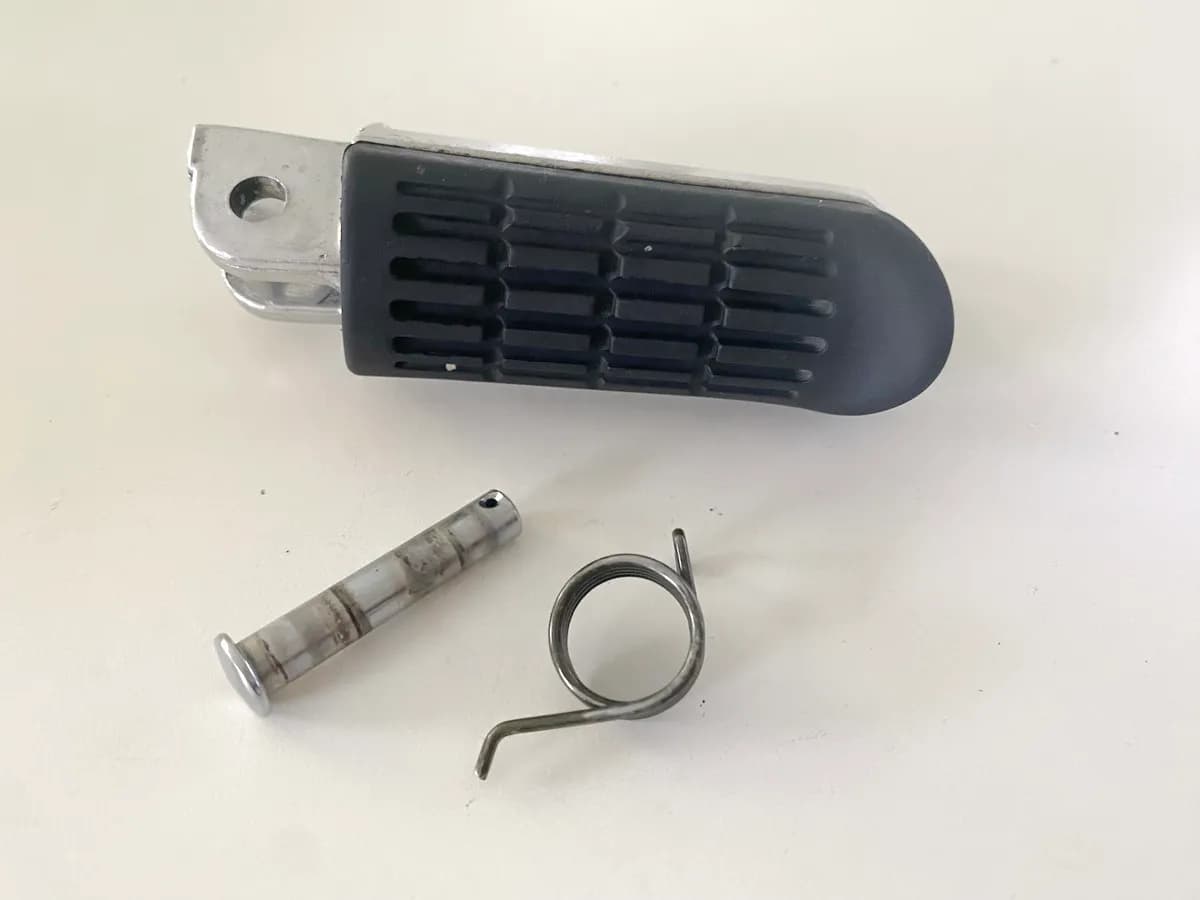 HONDA NTV 650 RC33 REVERE Fußraste Fahrer rechts vorn Footrest