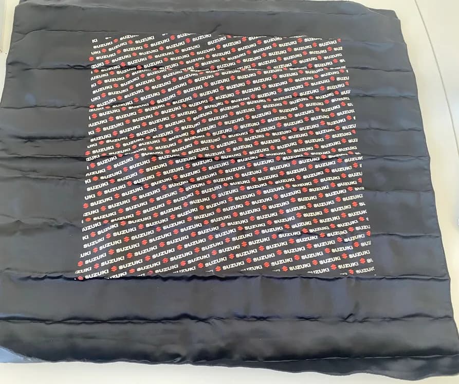 Suzuki Schal Tuch Halstuch Motorrad Satin original ca. 65 cm x 68 cm - NEU