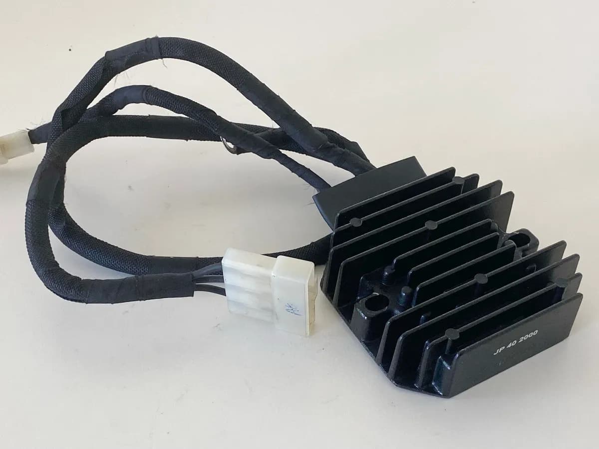 HUSQVARNA Vitpilen HQV 401 Laderegler Regler Gleichrichter original 6897 km