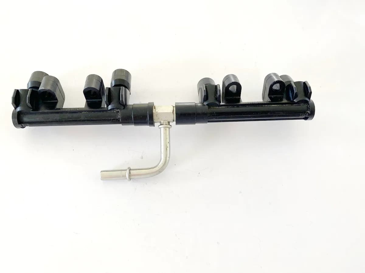 SUZUKI GSX-R 750 WVCW K8 K9 L0 600 Halter Einspritzdüsen Einspritzleiste Rohr