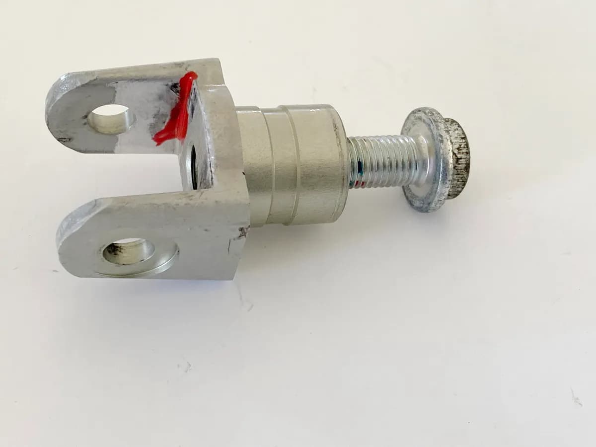 SUZUKI GSX-R 750 WVCW K8 K9 L0 600 Halter Fußraste Fahrer rechts Gelenk Halter