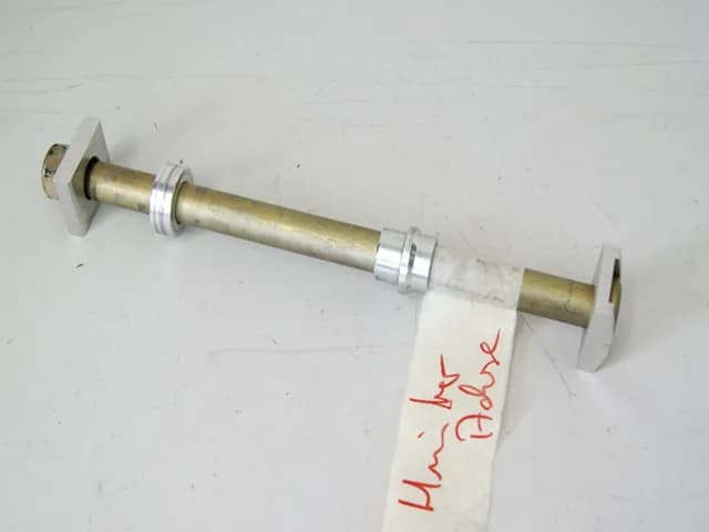 TRIUMPH DAYTONA 600 806LW STECKACHSE HINTEN ACHSE