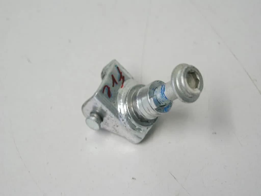 SUZUKI GSX 650 F WVCJ ABS HALTERUNG FUßRASTE FAHRER RECHTS AUFNAHME GELENK