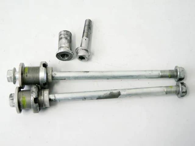 SUZUKI GSX-R 750 WVBD ACHSE MOTOR HALTERUNG BOLZEN