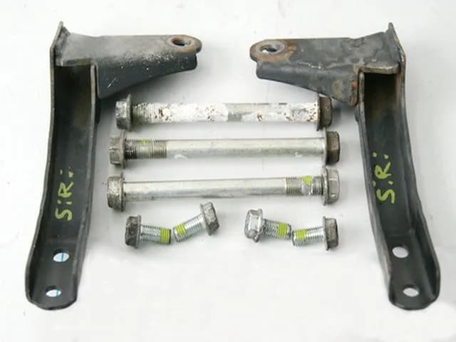 HONDA CBR 125 R JC39 HALTER MOTOR ACHSE MOTORHALTERUNG