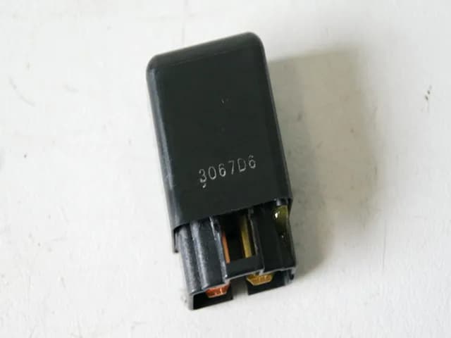 SUZUKI GSX 1300 B-KING WVCR STEUERRELAIS RELAIS