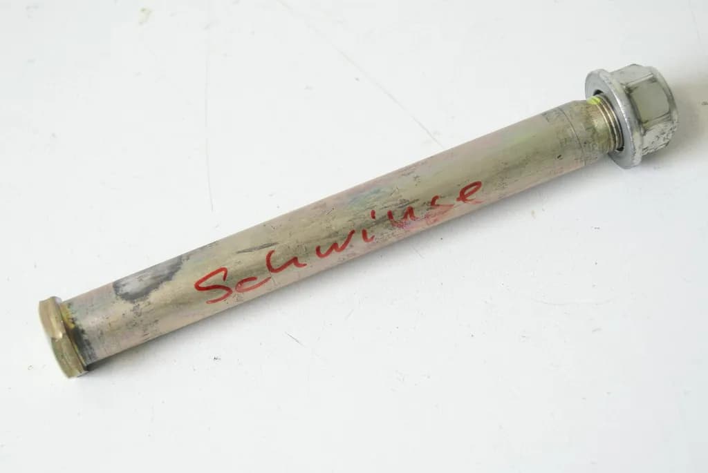 SUZUKI VZ 800 AF MARAUDER SCHWINGACHSE ACHSE SCHWINGE