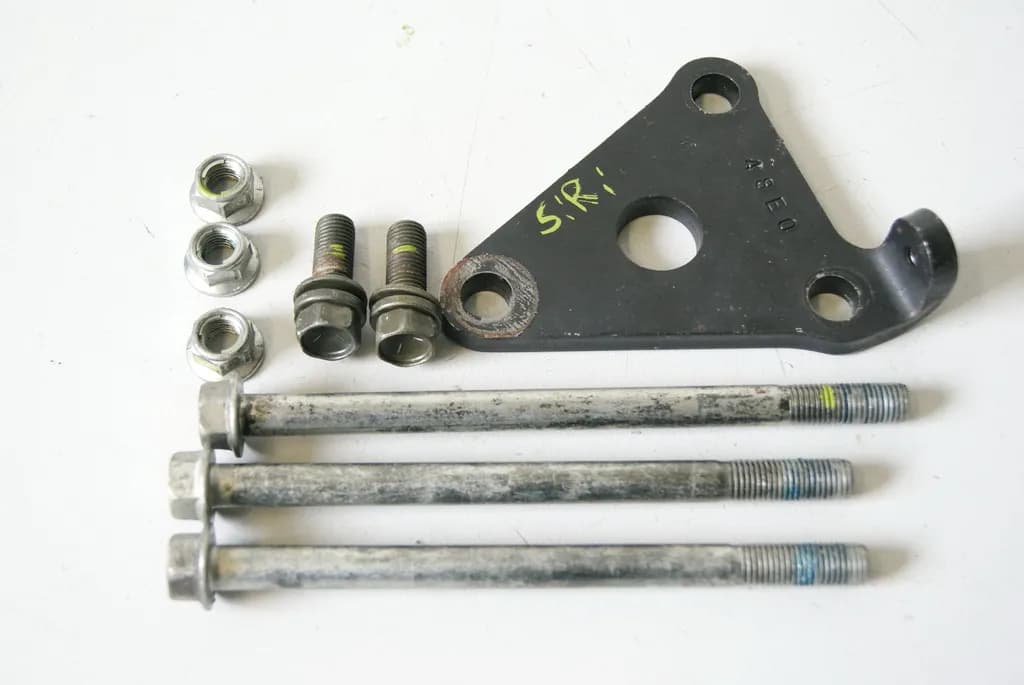 SUZUKI VZ 800 AF MARAUDER HALTERUNG MOTOR ACHSE