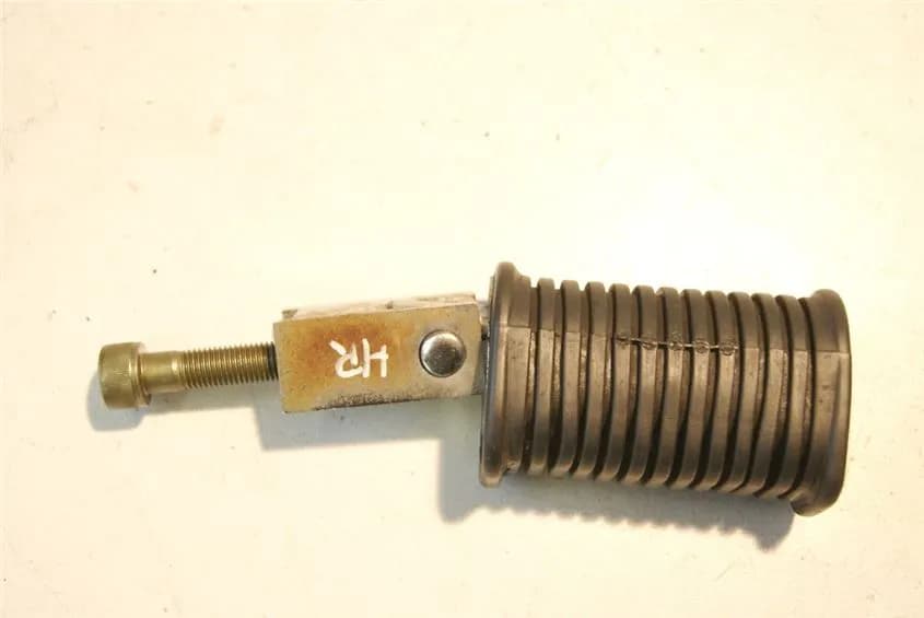 SUZUKI LS 650 NP41A/ B SAVAGE FUßRASTE SOZIUS RECHTS