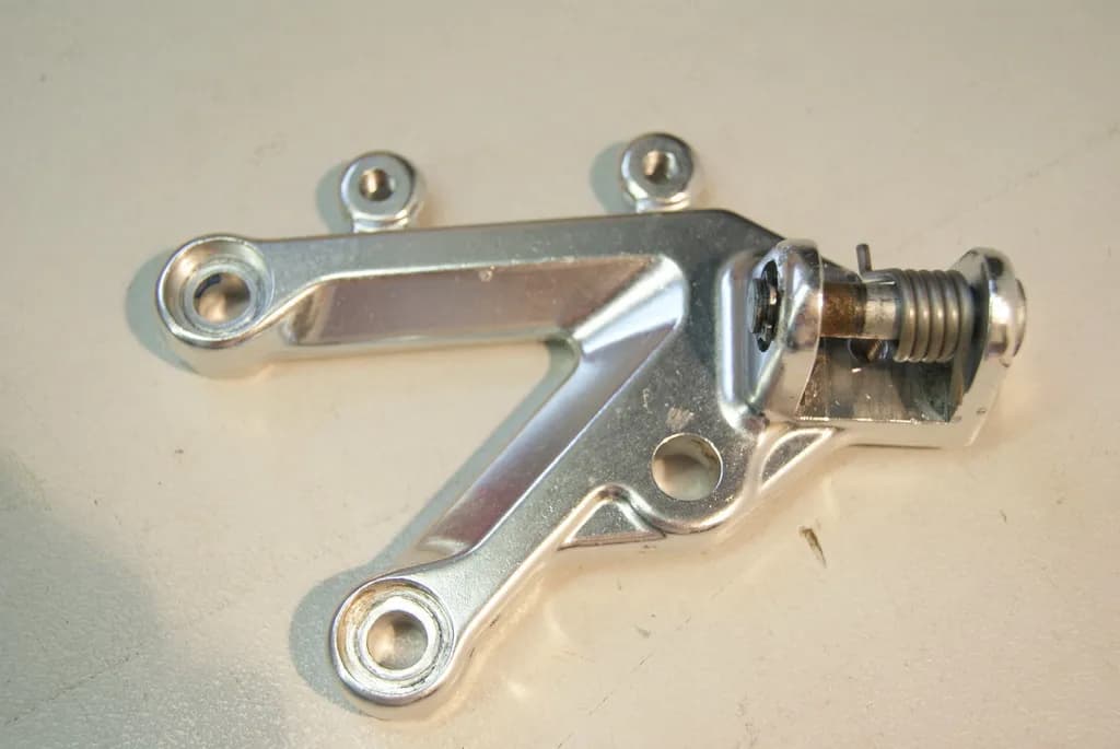 APRILIA RSV 1000 RR ZD4RR FUßRASTENTRÄGER FAHRER LINKS