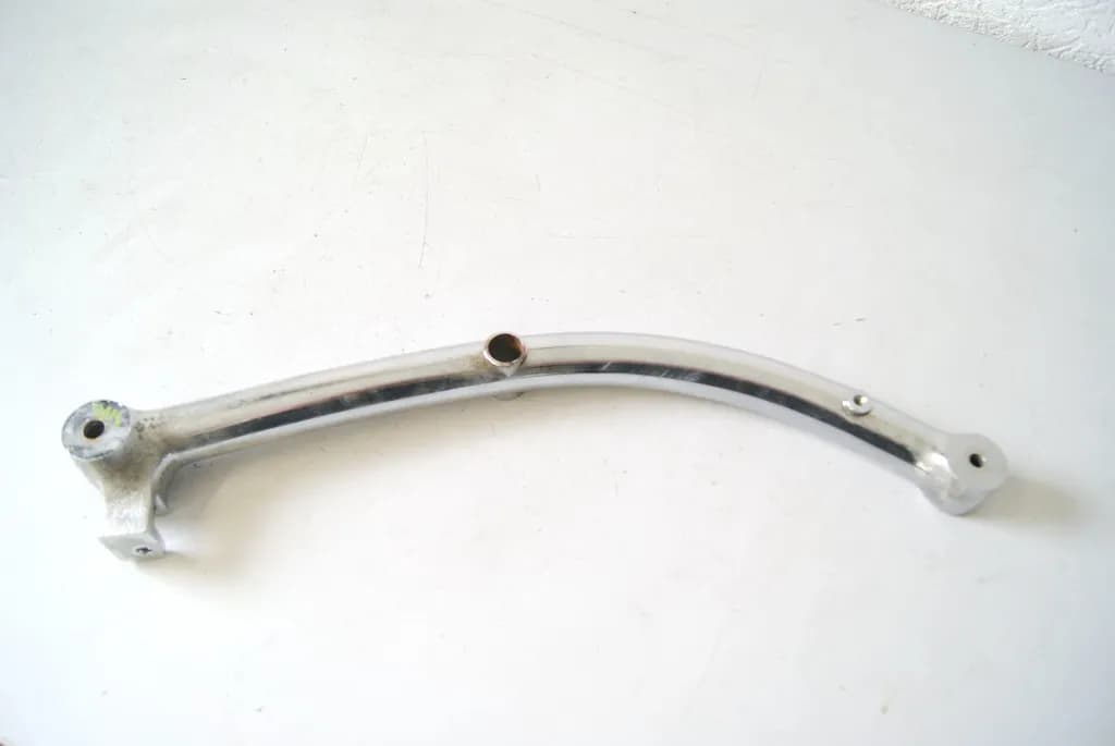 SUZUKI VS 1400 VX51L INTRUDER STREBE RECHTS HALTER FUßRASTE KOTFLÜGEL