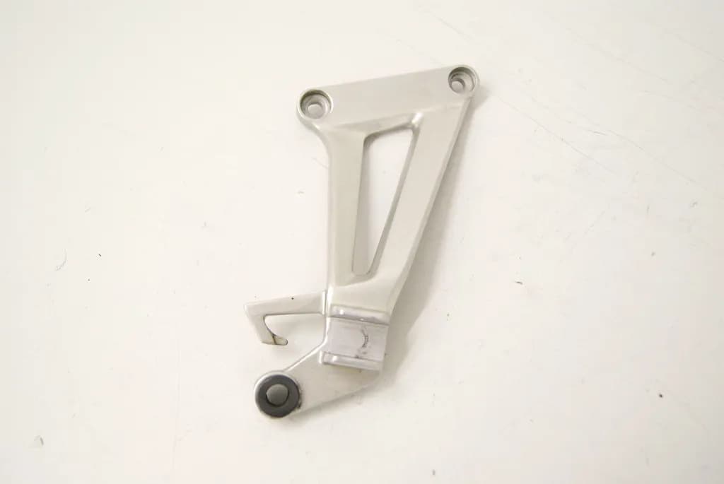 HONDA CBR 125 R JC39 FUßRASTENTRÄGER SOZIUS RECHTS