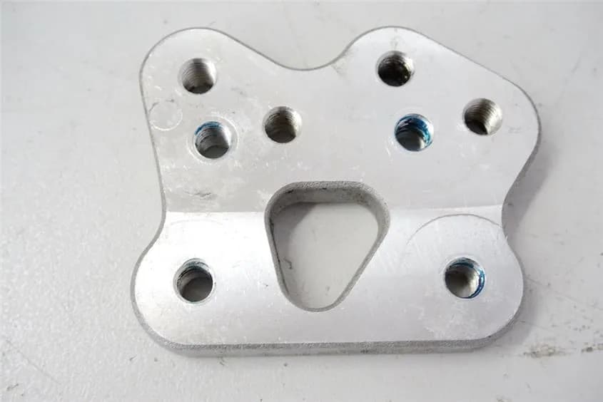 SUZUKI GSX-R 750 WVCW HALTER FUßRASTENTRÄGER FAHRER LINKS AUFNAHME