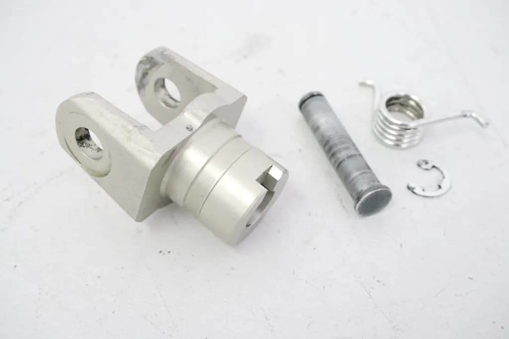 SUZUKI GSX-R 750 WVCW AUFNAHME FUßRASTE FAHRER HALTER GELENK